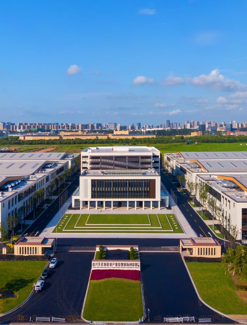 โรงงานลิฟท์ Jiaxing, China โรงงานของเราในเจียซิง ประเทศจีน เปิดดำเนินการในปี 2020 โดยเป็นที่ตั้งของศูนย์วิจัยและพัฒนาที่ใหญ่ที่สุดในกลุ่ม โดยมุ่งเน้นที่การพัฒนาลิฟต์ที่เหนือชั้นยิ่งขึ้นสำหรับทั่วโลก โดยเน้นที่ลิฟต์บ้านระดับไฮเอนด์และแบบสั่งทำพิเศษ เช่น KALEA X Series และ ANTERA Z Series