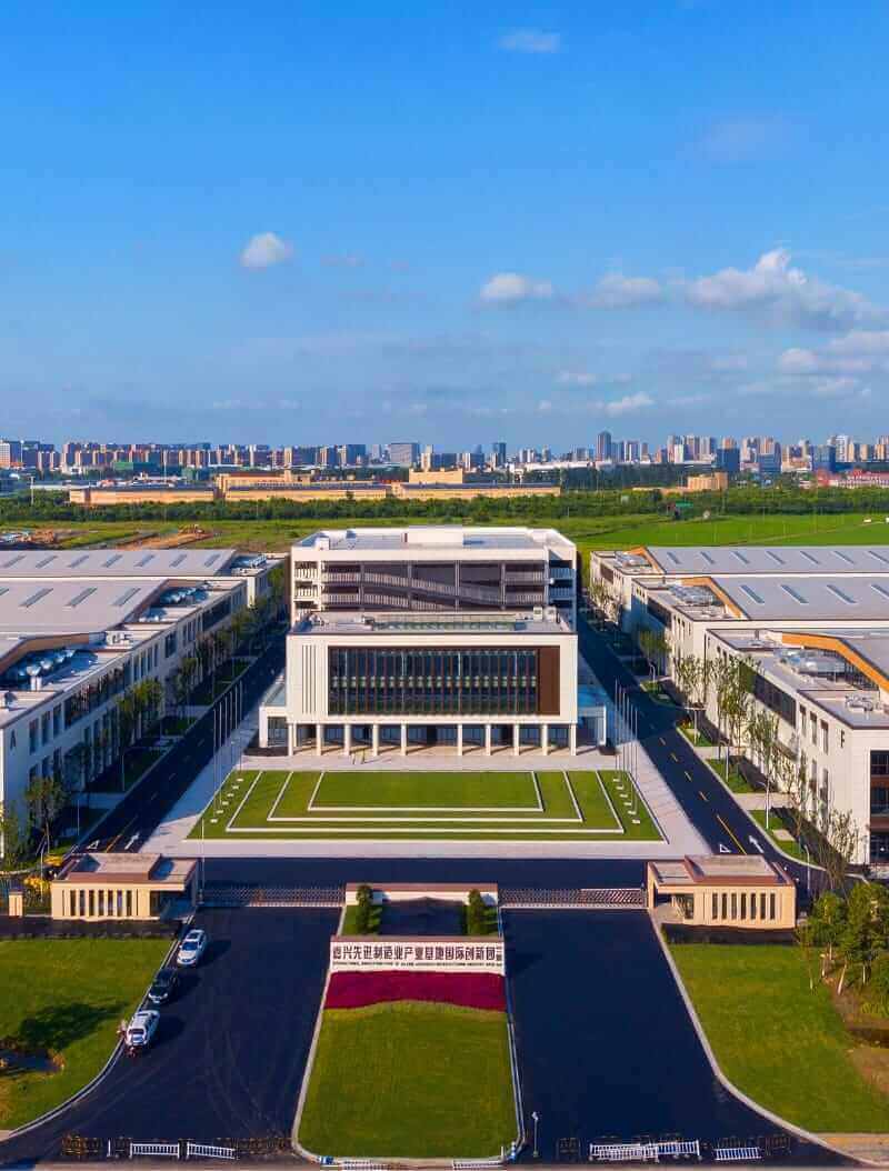 โรงงานลิฟท์ Jiaxing, China โรงงานของเราในเจียซิง ประเทศจีน เปิดดำเนินการในปี 2020 โดยเป็นที่ตั้งของศูนย์วิจัยและพัฒนาที่ใหญ่ที่สุดในกลุ่ม โดยมุ่งเน้นที่การพัฒนาลิฟต์ที่เหนือชั้นยิ่งขึ้นสำหรับทั่วโลก โดยเน้นที่ลิฟต์บ้านระดับไฮเอนด์และแบบสั่งทำพิเศษ เช่น KALEA X Series และ ANTERA Z Series