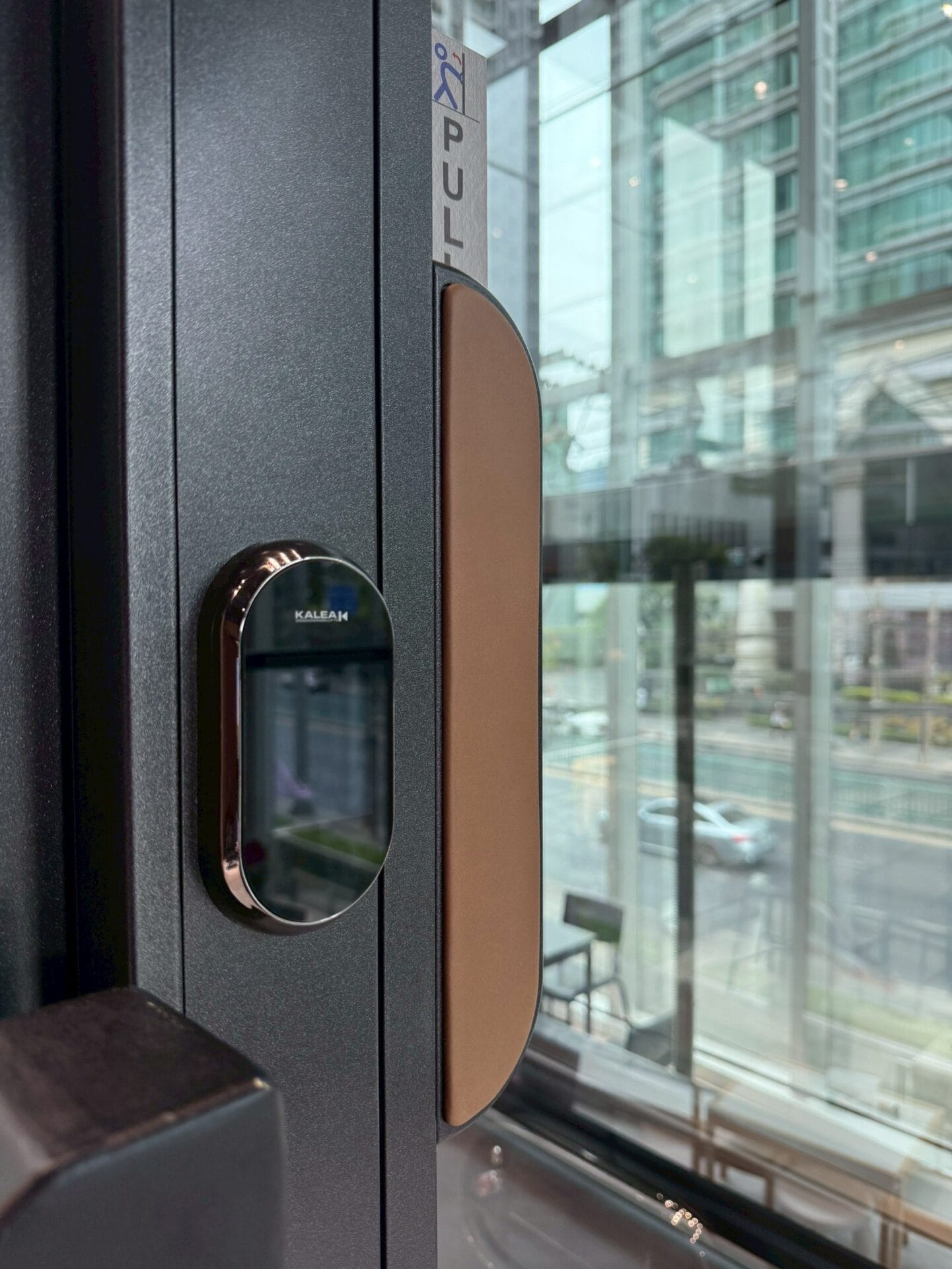 X80 Premium ด้ามจับประตูหนังแท้ พร้อมปุ่มเรียกลิฟต์ระบบสัมผัส X80 Premium ด้ามจับประตูหนังแท้ พร้อมปุ่มเรียกลิฟต์ระบบสัมผัส